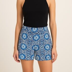 J. McLaughlin Blue and White Patterned Women's 7” Inseam Shorts Size 2